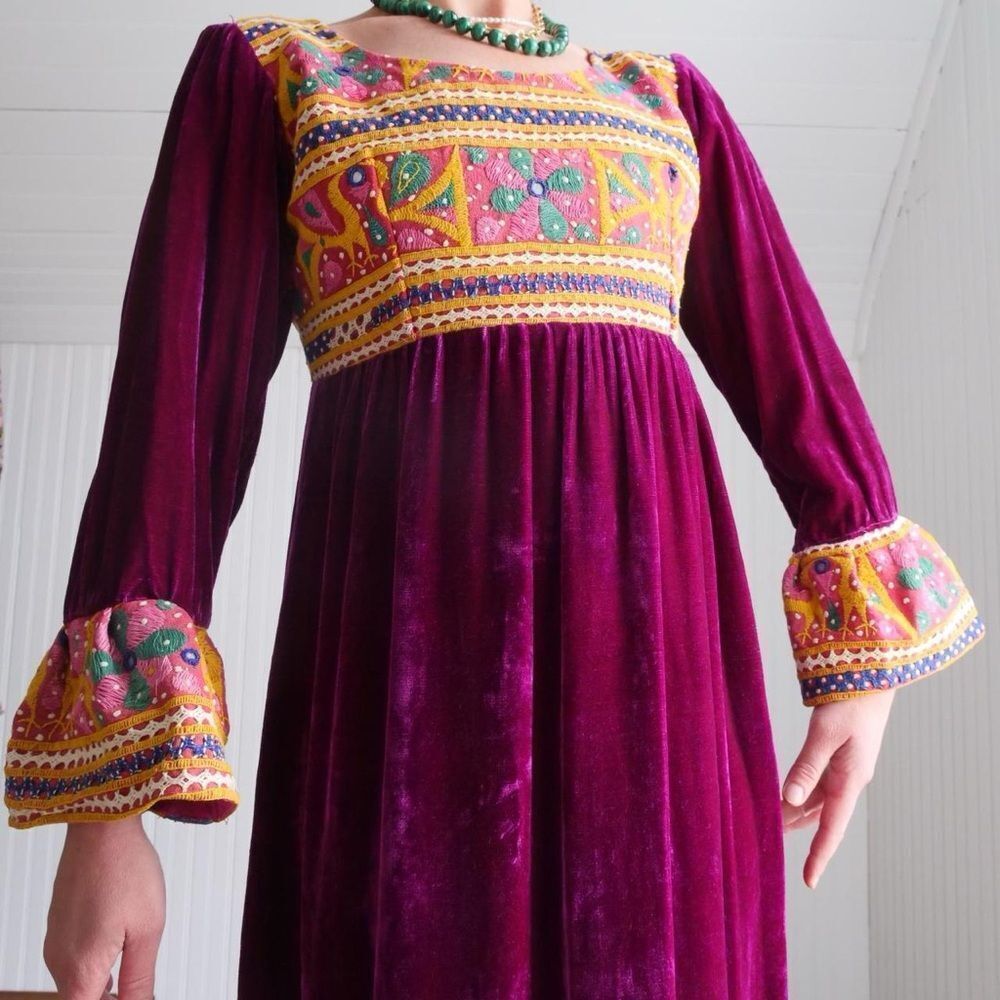 Beautiful rare 70s velvet a embroidered maxi dress‎
